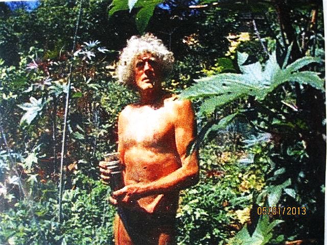 Philip Forrer dans son jardin entre des ricins g�ants